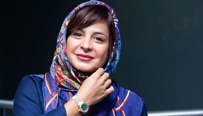 سلفی لب ساحل سیما تیرانداز با موهای چتری