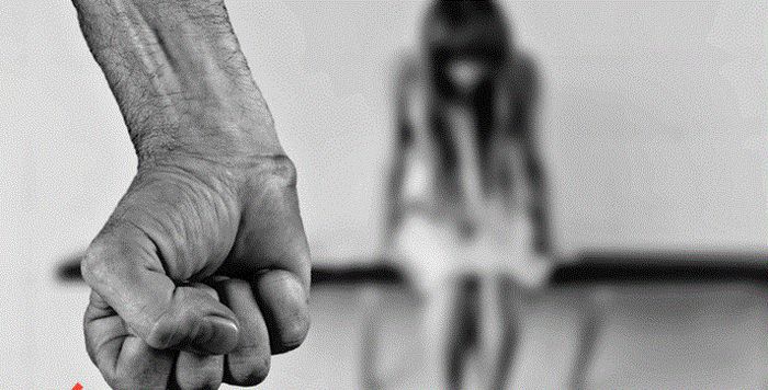 تجاوز بی شرمانه معلم برهنه به دختر دانش آموز در حیاط مدرسه! +تصاویر