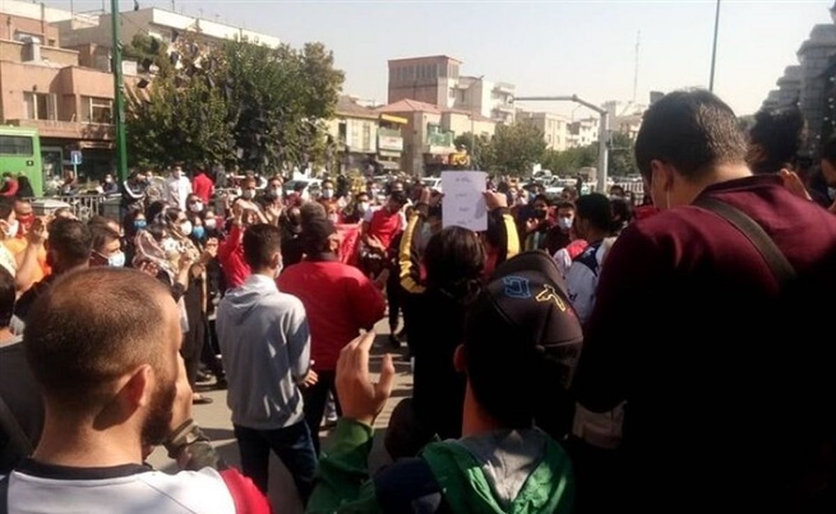 تجمع پرسپولیسیها مقابل مجلس/ شعار سرخپوشان علیه رسولپناه و سلطانیفر